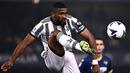 Bek Juventus, Gleison Bremer mengontrol bola saat menghadapi Hellas Verona pada laga Liga Italia 2022/2023 di Bentegodi Stadium, Verona (10/11/2022). Juventus berhasil mendatangkan Gleison Bremer pada awal musim 2022/2023 setelah bersaing dengan Arsenal, Tottenham dan Newcastle United. Dalam kondisi finansial seperti sekarang ini, Juventus bisa saja melepas sang pemain musim depan ke Tottenham atau Arsenal yang masih membutuhkan jasa Gleison Bremer. (AFP/Marco Bertorello)