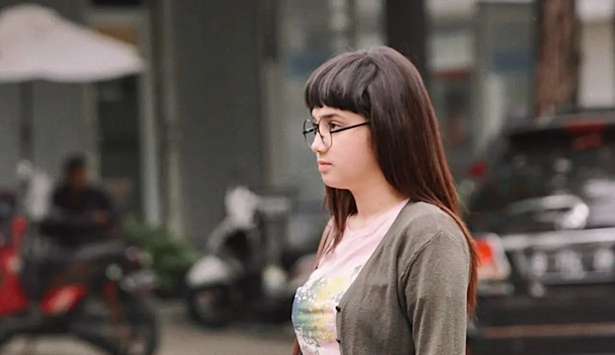 Gaya Syifa Hadju berponi sudah sering terlihat di layar kaca SCTV. Ya, pemilik Zodiak Cancer ini memerankan karakter Olive, seorang perempuan polos dan berpenampilan kutu buku dengan memakai kacamata dan berponi. (Liputan6.com/IG/@syifahadjureal)