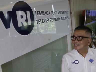 Dirut TVRI, Helmi Yahya, berpose di depan logo TVRI, Jakarta, Rabu (31/7). TVRI secara resmi akan menjadi official broadcaster partner untuk penayangan Liga Inggris musim depan.(Bola.com/M iqbal Ichsan)