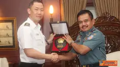 Citizen6, Jakarta: Pangkolinlamil Laksda TNI S.M. Darojatim menerima kunjungan Komandan Flotilla I AL Singapura, Colonel Giam Hock Koont di Gedung Laut Nusantara Mako Kolinlamil, Tanjung Priok, Jakarta, Rabu (3/10). (Pengirim: Kadispen Kolinlamil).