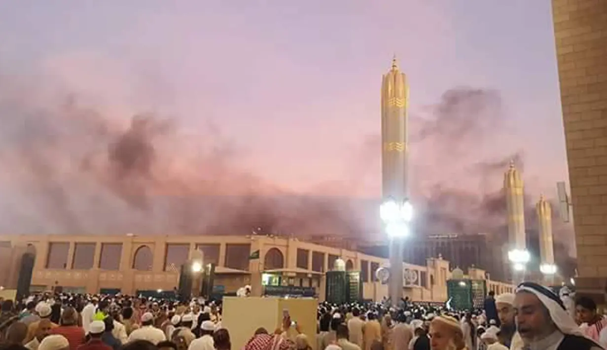 Asap hitam membumbung di dekat Masjid Nabawi, Arab Saudi, Senin (4/7). Ledekan terjadi akibat bom bunuh diri di pos polisi yang lokasinya berdekatan dengan kompleks Masjid Nabawi yang mengakibatkan 5 orang tewas. (Facebook.com/Haramain)