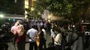Sejumlah aparat kepolisian Brimob dan wartawan berjaga di depan gerbang rumah tersangka Ketua DPR RI Setya Novanto di Jalan Wijaya 13 No 19, Jakarta Selatan, Rabu (15/11). (Liputan6.com/Johan Tallo)