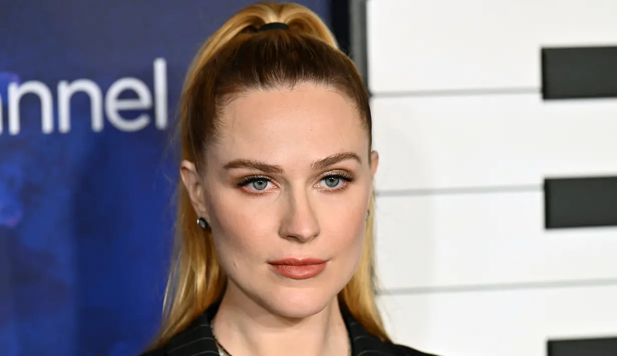 Evan Rachel Wood berpose saat menghadiri pemutaran perdana film "Weird: The Al Yankovic Story" di Alamo Drafthouse Cinema Downtown Brooklyn di New York pada Selasa, 1 November 2022. Wood membintangi film tersebut sebagai Madonna, pendukung awal lagu-lagu satir Yankovic.
