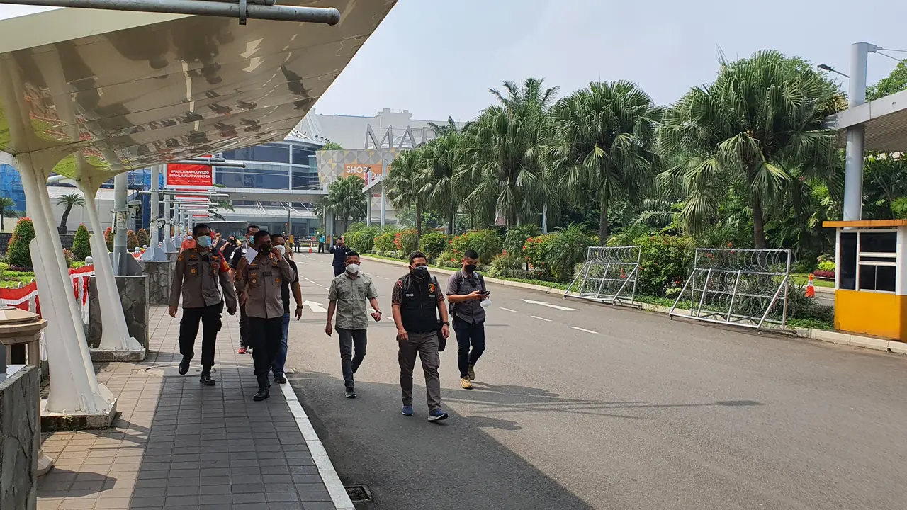 Suasana di Margo City Mall, Depok, Jawa Barat usai lift jatuh