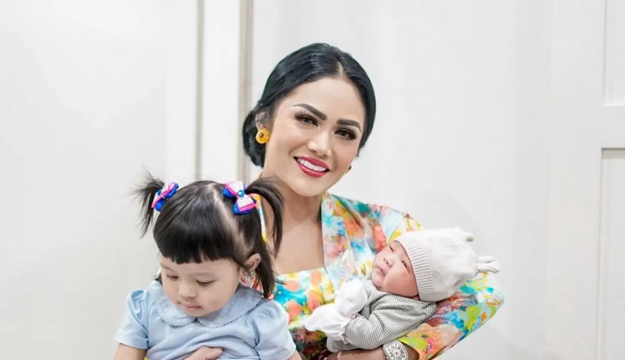 Bahkan saat momong cucu, Krisdayanti konsisten tampil ayu dengan kebaya kutubaru floral. Dipadukan dengan kain batik sebagai angkin dan bawahan. [@krisdayantilemos]