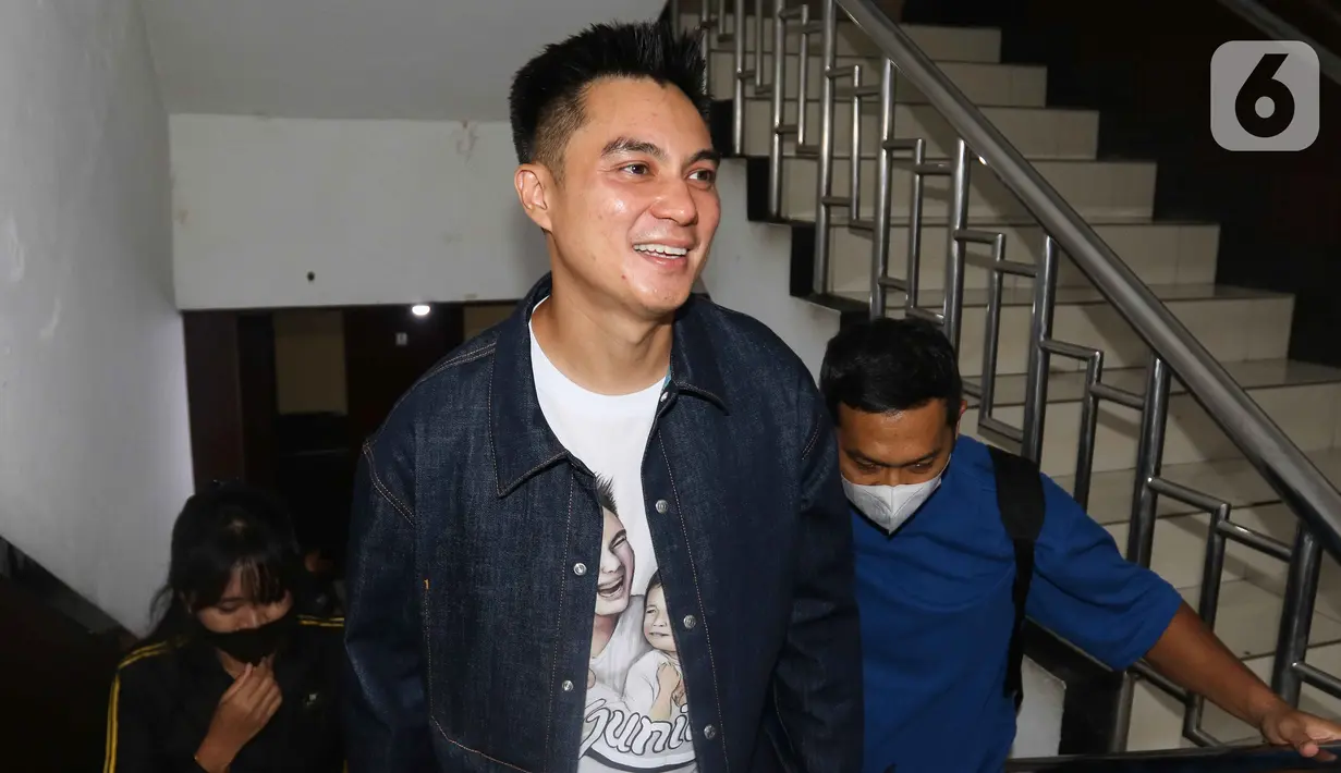 Baim Wong saat tiba di polres Jakarta Selatan, Jumat (7/10/2022). Artis Baim Wong dan Paula Verhoeven menjadi buah bibir setelah membuat konten video prank terkait KDRT.  (Liputan6.com/Herman Zakharia)