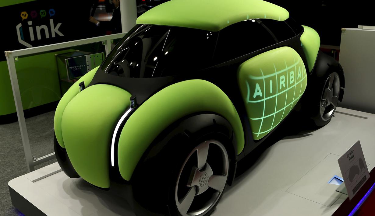 Toyota membuat sebuah mobil yang berjudul Flesby pada Tokyo Motor Show ke 44 di Jepang, Rabu (28/10/2015). Mobil ini dipenuhi sistem pengamanan yang canggih. (REUTERS/Toru Hanai)
