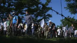 Rakyat Bosnia berjalan melalui daerah pegunungan dekat Crni Vrh saat memperingati 25 tahun pembantaian Srebrenica di Bosnia, Rabu (8/7/2020). Acara yang diikuti beberapa korban selamat dari pembantaian tersebut mengambil rute saat mereka melarikan diri dari pasukan Serbia. (AP Photo/Kemal Softic)