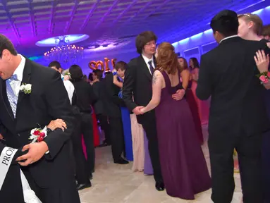 Siswa SMP Stafford, Stephen Vigil berdansa dengan teman kencannya, Julia Jarman (91), pada prom (pesta perpisahan sekolah) di Falmouth, 20 Mei 2017. Remaja itu ingin menghabiskan waktu bersama sang nenek yang didiagnosis kanker pankreas. (AP Photo)