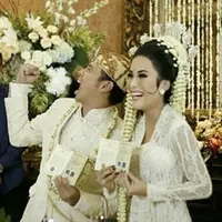 Tarra Budiman kini telah resmi mempersunting Gya Sadiqah. Rona bahagia tengah mereka rasakan usai kata ‘sah’ terdengar saat Tarra mengucapkan ijab kabul didepan penghulu dan para hadirin. (Instagram/ratu_nyinyir)