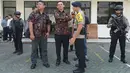Gubernur DKI Jakarta nonaktif, Basuki Tjahaja Purnama (Ahok) menunggu di dalam kompleks PN Jakarta Utara, Selasa (20/12). Ahok mendapat pengawalan polisi anti-teror usai menjalani sidang kedua kasus dugaan penistaan. (REUTERS/Adek BERRY/Pool)