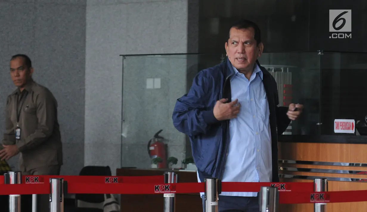 Mantan anggota DPR periode tahun 2009-2014, Chairuman Harahap usai menjalani pemeriksaan di gedung KPK, Jakarta, Selasa (10/7). Politisi dari Partai Golkar ini diperiksa sebagai saksi untuk tersangka Markus Nari. (Merdeka.com/Dwi Narwoko)