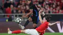 Bermain dengan 10 orang, Barcelona langsung merubah pola permainan. (FILIPE AMORIM/AFP)
