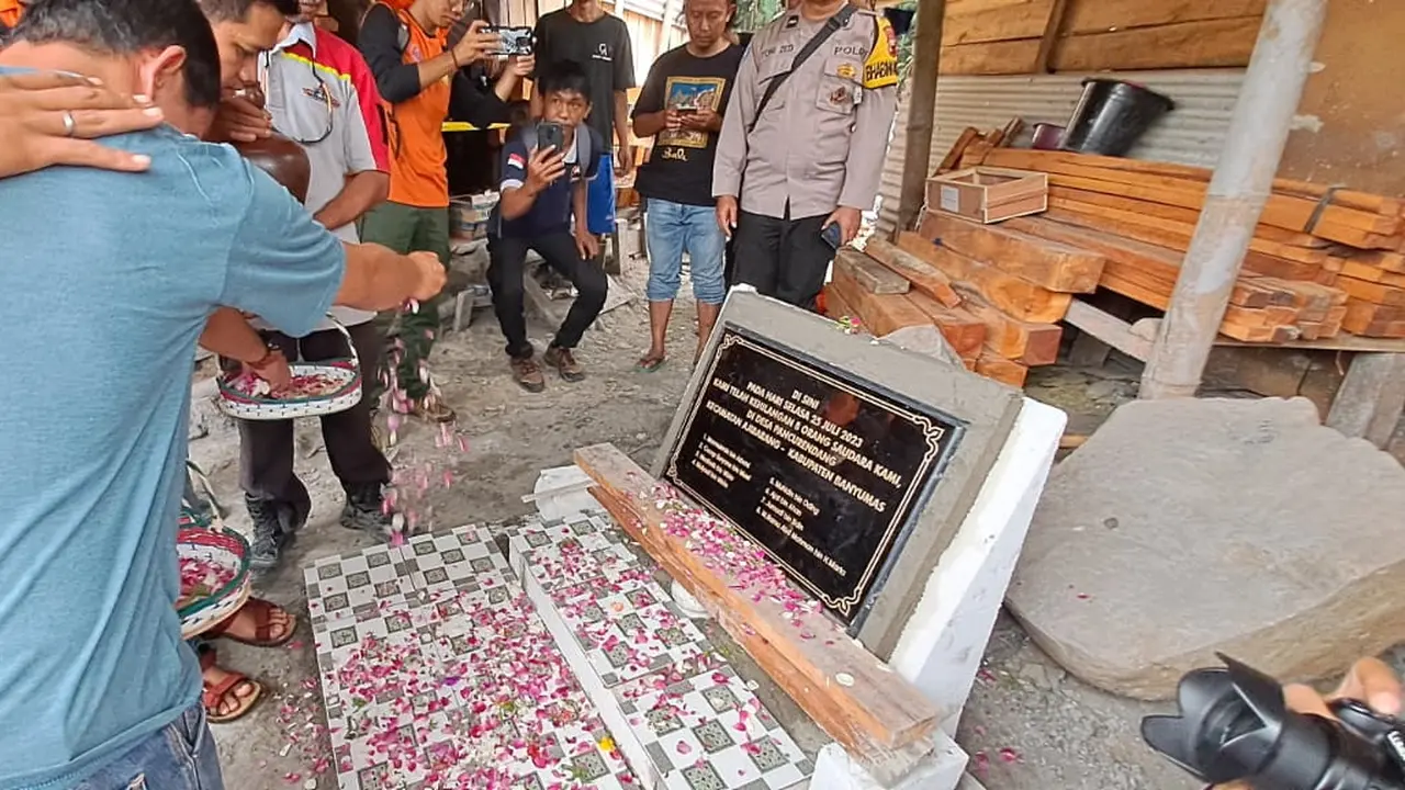 Tabur bunga di lokasi tempat 8 pekerja terjebak di sumur tambang, di Pancurendang, Banyumas. (Foto: Liputan6.com/Basarnas)