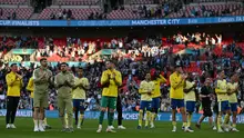 Pemain Southampton memberi aplaus fans di lapangan setelah pertandingan semifinal Piala FA melawan Manchester City di Stadion Wembley, London, 25 April 2026. (Ben Stansall / AFP)