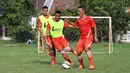 Rahmad Affandi (kanan) dan Maman Abdurahman beraksi pada latihan bersama Persija Jakarta di Lapangan Villa 2000, Pamulang, Tangerang Selatan, Senin (25/4/2016). (Bola.com/Nicklas Hanoatubun)