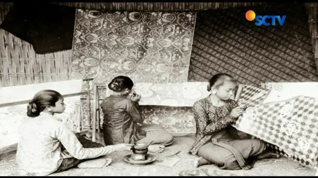 Pengembangan batik banyak dilakukan pada zaman Kesultanan Mataram lalu berlanjut pada Kasunanan Surakarta dan Kesultanan Yogyakarta. 
