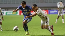 Bek Martapura Dewa United, Jajang Sukmara (kanan) berebut bola dengan pemain PSIM Yogyakarta, Imam Witoyo pada perebutan tempat ketiga Liga 2 Indonesia 2021 di Stadion Pakansari, Bogor, Kamis (30/12/2021). Dewa United unggul 1-0 dan melaju promosi ke BRI Liga 1. (Liputan6.com/Helmi Fithriansyah)