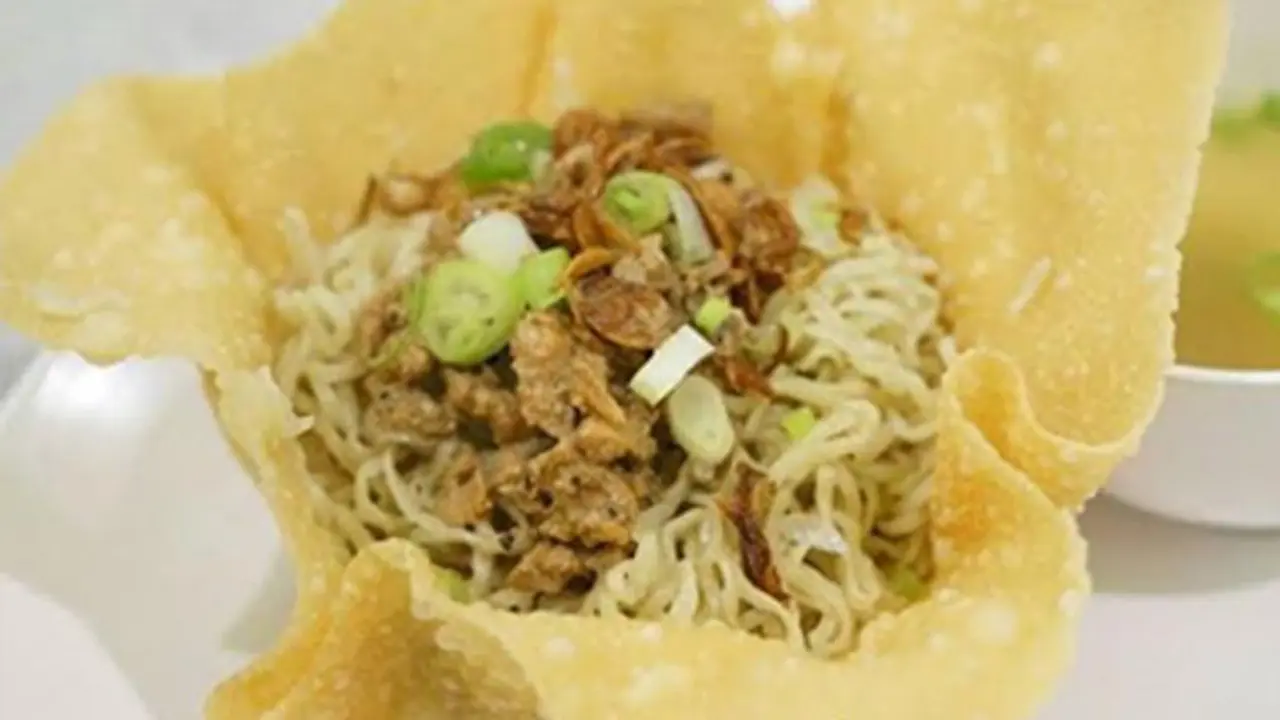 Yummy, Sensasi Makan Mie dalam Mangkuk Pangsit