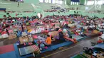 Warga pengungsi Gunung Agung beraktivitas di GOR Swecapura, Klungkung, Bali, Senin (27/11). Warga di kawasan rawan bencana kembali mengungsi ke sejumlah titik penampungan menyusul peningkatan status Gunung Agung ke level awas. (Liputan6.com/Andi Jatmiko)