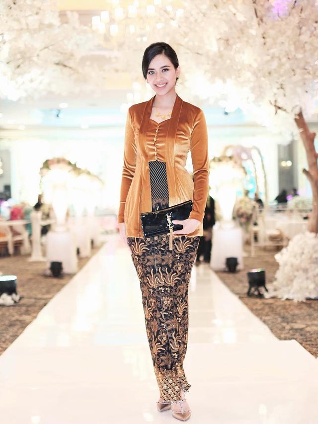 Pesona Elvira Devinamira Dalam Balutan Kebaya, Tampil Anggun. (Sumber: Instagram/elviraelph)