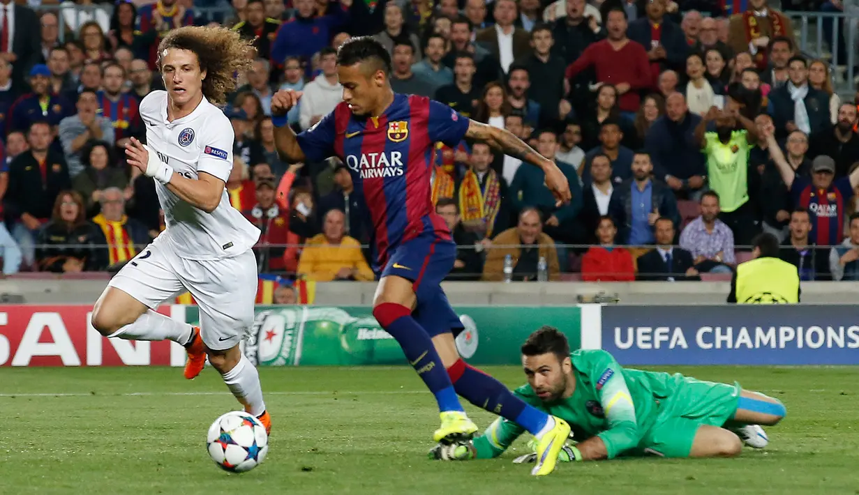 Penyerang Barcelona, Neymar berusaha melewati kiper PSG Salvatore Sirigu di leg kedua 8 besar Liga Champions di Stadion Nou Camp, Spanyol, Rabu (22/4/2015).Barcelona menang 2-0 atas Paris Saint Germain. (Reuters/Gustau Nacarino)