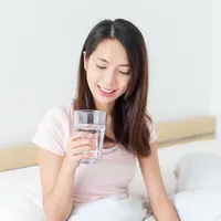 Bangun Tidur, Pilih Minum Air Hangat atau Air Dingin?