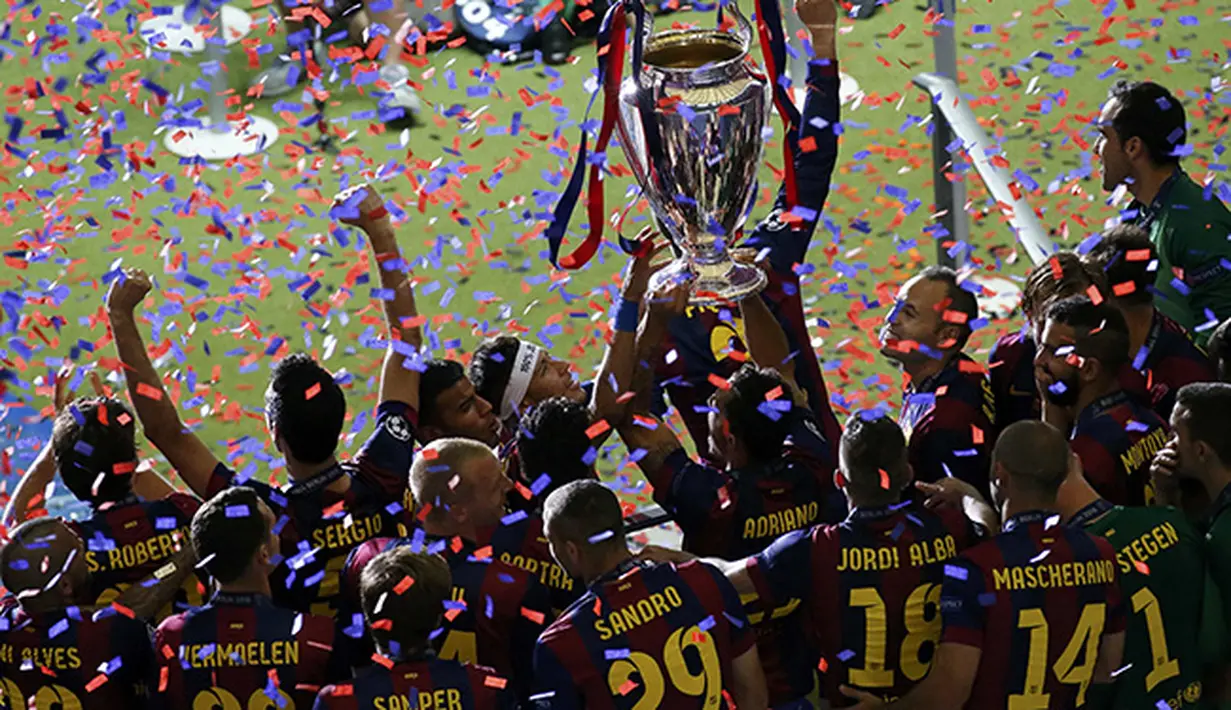 Pemain Barcelona mengangkat trofi Liga Champions usai mengalahkan Juventus di final. (REUTERS/Fabrizio Bensch