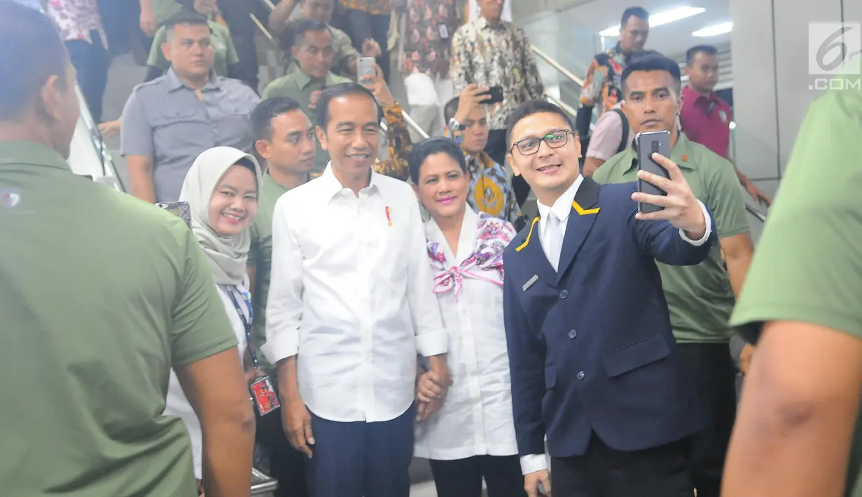 Presiden Joko Widodo didampingi Ibu Negara Iriana Widodo usai menjajal Mass Rapid Transit (MRT) di Jakarta, Kamis (21/3). (Liputan6.com/Angga Yuniar)