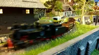 Menyaksikan miniatur kereta api yang berjalan melintasi diorama mampu mendatangkan kesenangan tersendiri. Foto: Ahmad Ibo/ Liputan6.com.