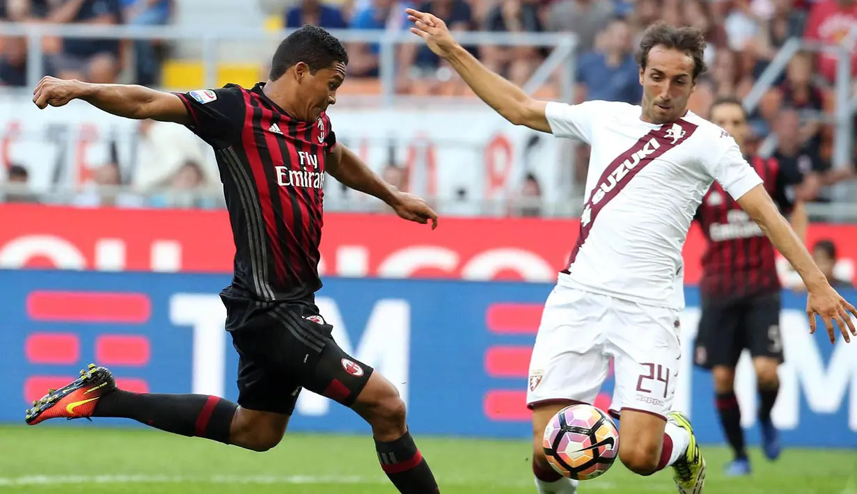 Proses terjadinya gol AC Milan yang dicetak oleh Carlos Bacca ke gawang Torino. Rossoneri sudah unggul dari Torino sejak menit ke-38 melalui gol Carlos Bacca memanfaatkan umpan Ignazio Abate. (EPA/Matteo Bazzi)