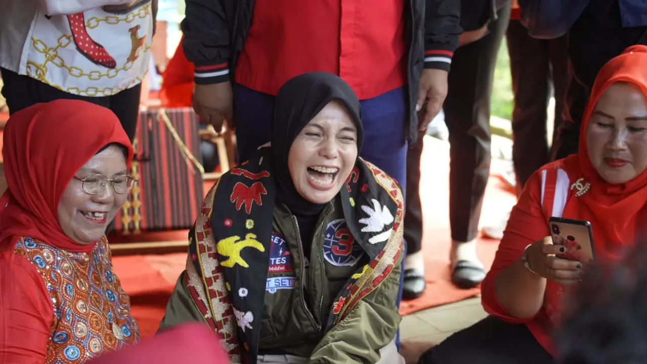 Atikoh Ganjar Pranowo Sambangi Pengrajin Kain Tapis di Lampung