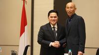Pelatih baru Timnas Indonesia Putri,&nbsp;Satoru Mochizuki (kanan), berfoto dengan Ketua PSSI, Erick Thohir. (Bola.com/M. Iqbal Ichsan)