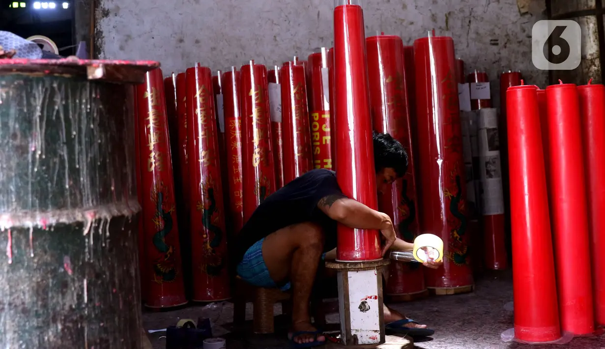 Pekerja menyelesaikan pembuatan lilin di Karawaci, Kota Tangerang, Banten, Jumat (28/1/2022). Jelang Hari Raya Imlek, produksi lilin yang dijual dari harga Rp14 ribu hingga Rp20 juta tersebut meningkat hingga lima kali lipat dibanding hari biasanya. (Liputan6.com/Angga Yuniar)