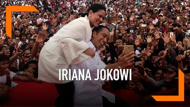 Iriana Jokowi terjatuh saat sedang berswafoto dengan masyarakat yang hadir dalam Kampanye Akbar Joko Widodo-Ma'ruf Amin di Banjarmasin, Kalimantan Selatan.