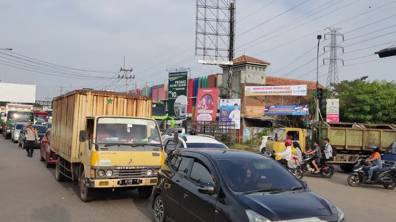 Kendaraan Padati Arteri Cirebon, Imbas Oneway di Tol Cipali Saat Arus Mudik 2023