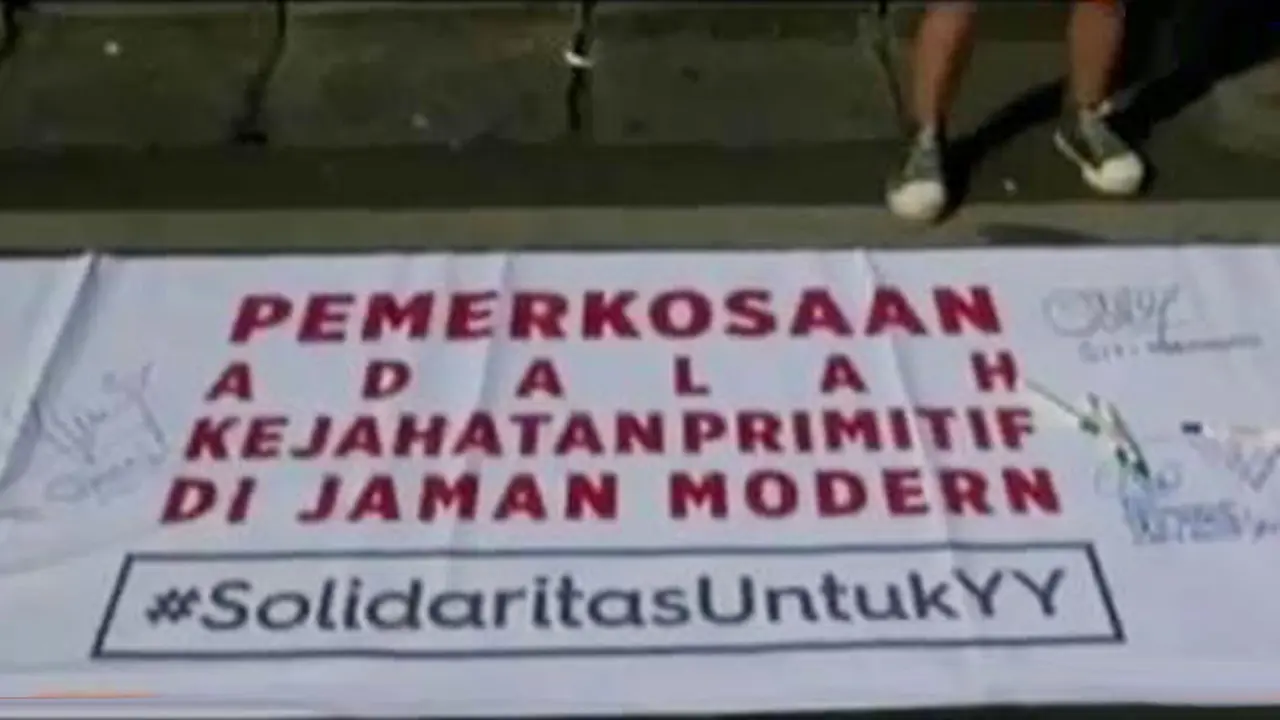 VIDEO: Solidaritas Untuk Yuyun, Massa Tandatangani Kain Putih