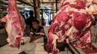 Nampak salah seorang pedagang daging sapi di salah satu pasar tradisional. (Liputan6.com/Jayadi Supriadin)