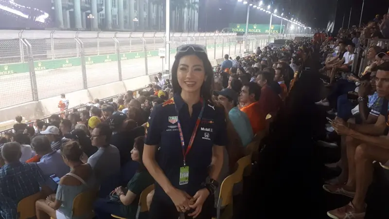 Karla Jasmina saat menonton FA GP Singapura (Liputan6.com / Cakrayuri Nuralam)