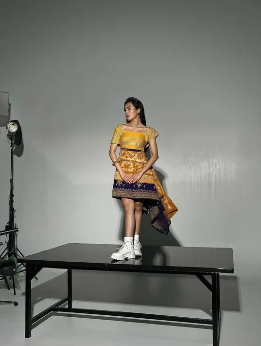 Beby Tsabina tampil anggun mengenakan pakaian adat khas Bali. Terlebih saat pose di atas meja ini membuat penampilan Beby Tsabina sukses mencuri perhatian. (Liputan6.com/IG/@bebytsabina).
