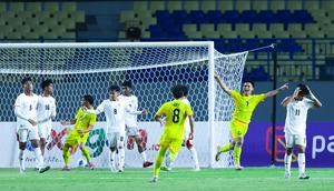 Pemain Timnas Malaysia U-17 merayakan gol ke gawang Timnas Indonesia U-17 dalam laga kedua Grup A Piala AFF U-17 2026 di Stadion Gelora Joko Samudro, Gresik, Kamis (16/4/2026). (Bola.com/M. Iqbal Ichsan)