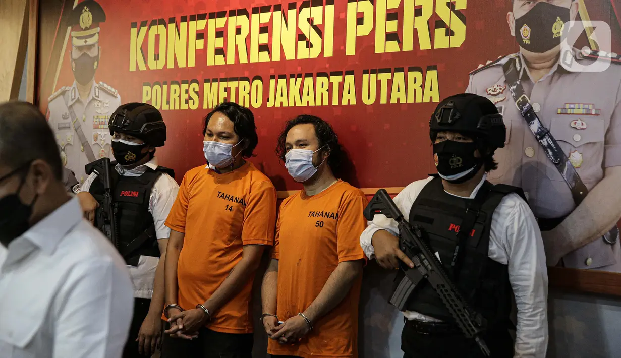 Vokalis grup band Deadsquad Daniel Mardhany dan rekannya saat rilis kasus narkoba di Polres Jakarta Utara, Senin (3/5/2021). Kapolres Metro Jakarta Utara Kombes Pol Guruh Arif Darmawan mengatakan dalam penangkapan diamankan tembakau sintetis serta obat prohiper. (Liputan6.com/Faizal Fanani)