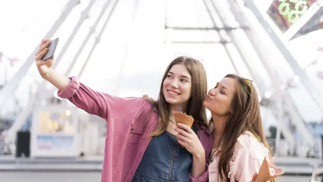 Ilustrasi Travelling Bersama Sahabat