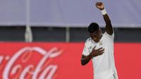 Pemain Real Madrid, Vinicius Junior, melakukan selebrasi usai membobol gawang Real Mallorca pada laga La Liga di Stadion Alfredo Di Stefano, Kamis (25/6/2020). Real Madrid menang 2-0 atas Real Mallorca. (AP/Bernat Armangue)