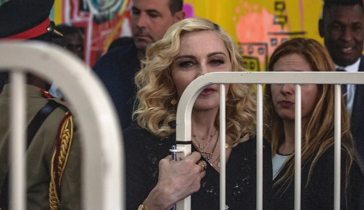 Penyanyi AS, Madonna saat melihat bagian dalam fasilitas medis The Mercy James Institute for Paediatric Surgery and Intensive Care usai acara pembukaan di Rumah Sakit Queen Elizabeth, kota Blantyre, di Malawi, Selasa (11/7). (AMOS GUMULIRA/AFP)