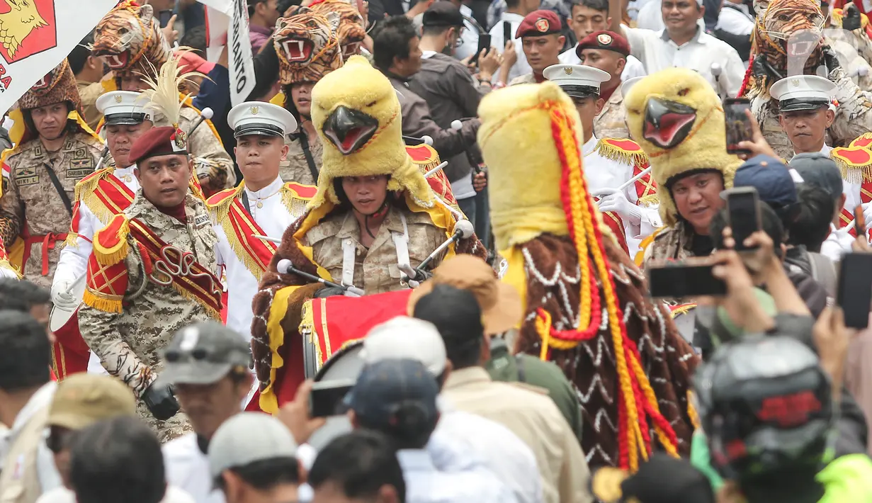Drumband Kopassus, ondel-ondel, rebana juga mengiringi Prabowo-Gibran ke KPU. (Liputan6.com/Angga Yuniar)