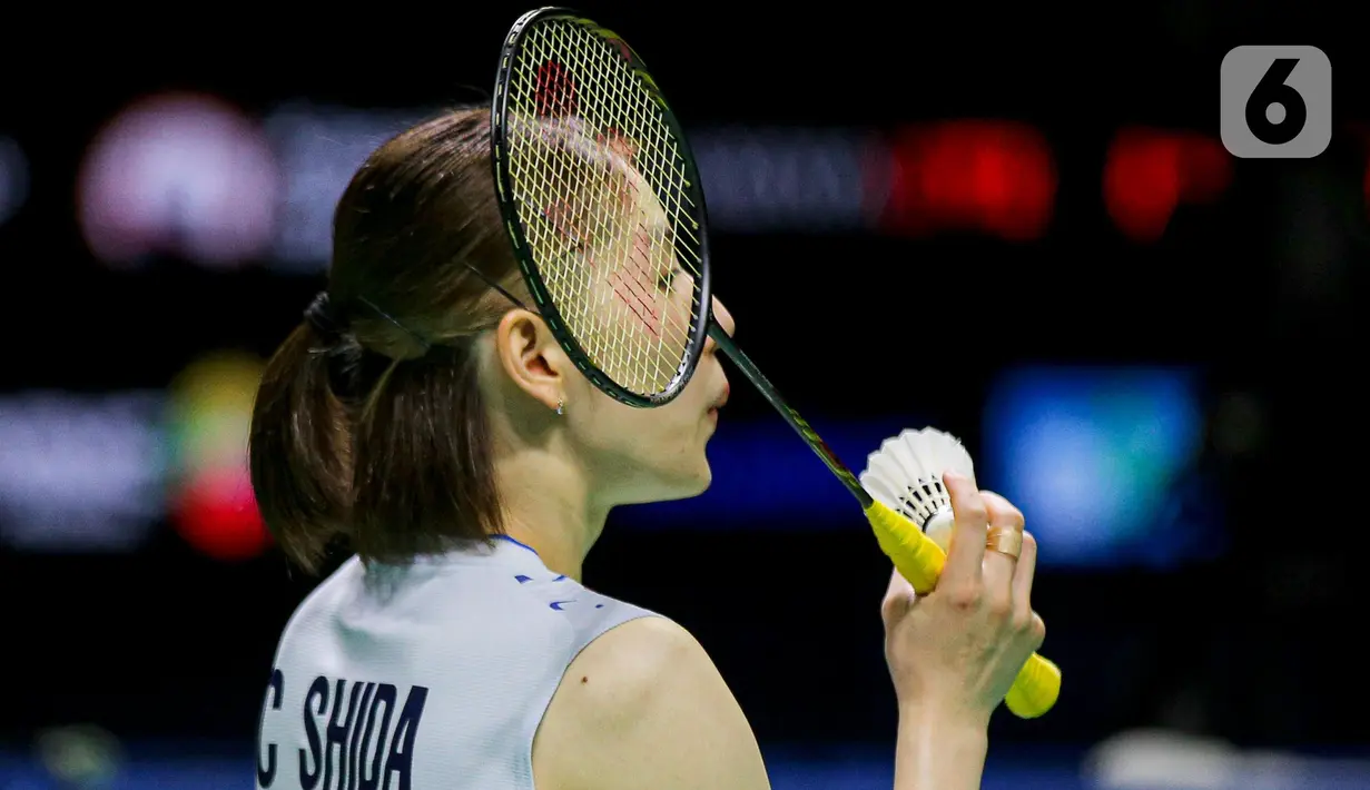 Pebulu tangkis ganda putri Jepang Chiharu Shida meniup kok saat melawan pebulu tangkis ganda putri Jepang Yuki Fukusima/Sayaka Hirota pada pertandingan final East Ventures Indonesia Open 2022 di Istora Senayan, Jakarta, Minggu (19/6/2022). Nami Matsuyama/Chiharu Shida menjuarai East Ventures Indonesia Open 2022 usai mengalahkan Yuki Fukusima/Sayaka Hirota dengan skor 18-21, 21-14, dan 21-17. (Liputan6.com/Faizal Fanani)