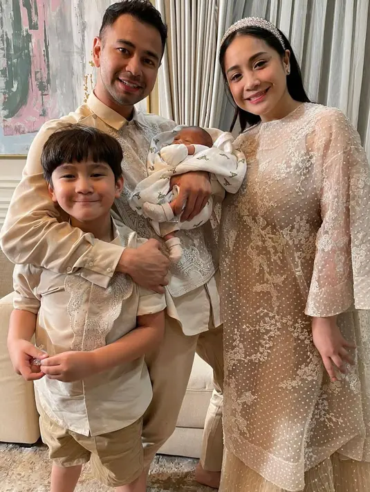 Pada kesempatan tersebut, syukuran berlangsung secara intim dihadiri kerabat dan keluarga terdekat.