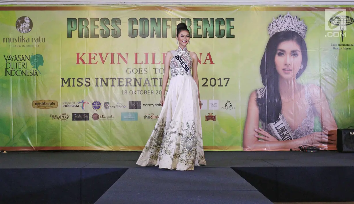 Puteri Indonesia Lingkungan 2017 Kevin Lilliana menunjukkan gaun miliknya untuk Miss International 2017, Jakarta, Rabu (18/10). Kevin akan memulai Karantina 25 Oktober mendatang dan grand final 14 November 2017 di Tokyo. (Liputan6.com/Herman Zakharia)