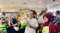 Menteri Perdagangan (Mendag) Budi Santoso meninjau harga pangan di Pasar Senen, Jakarta Pusat pada Selasa, (18/3/2025). (Natasha/Liputan6.com)&nbsp;